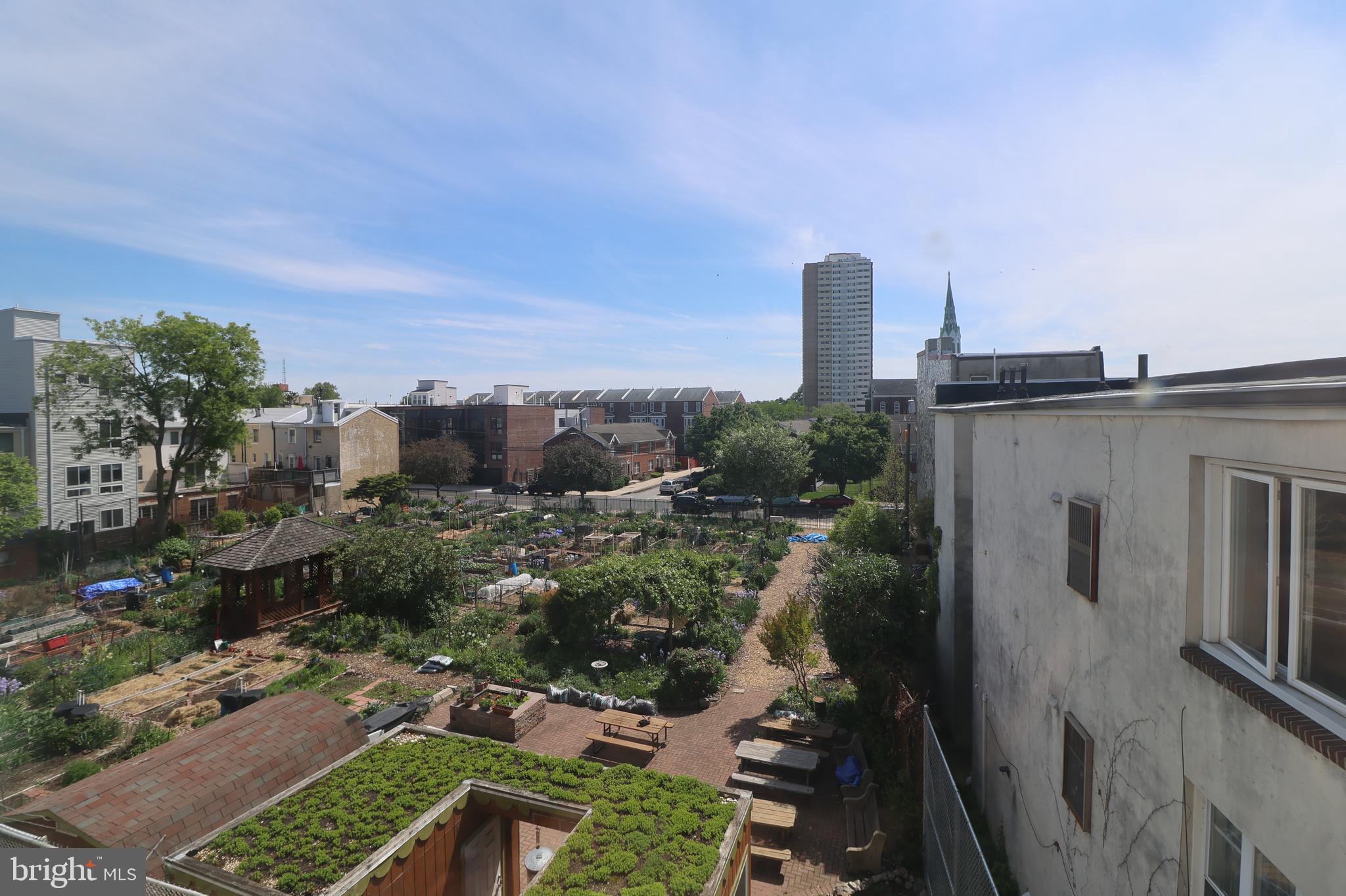 QUEEN VILLAGE - Residential