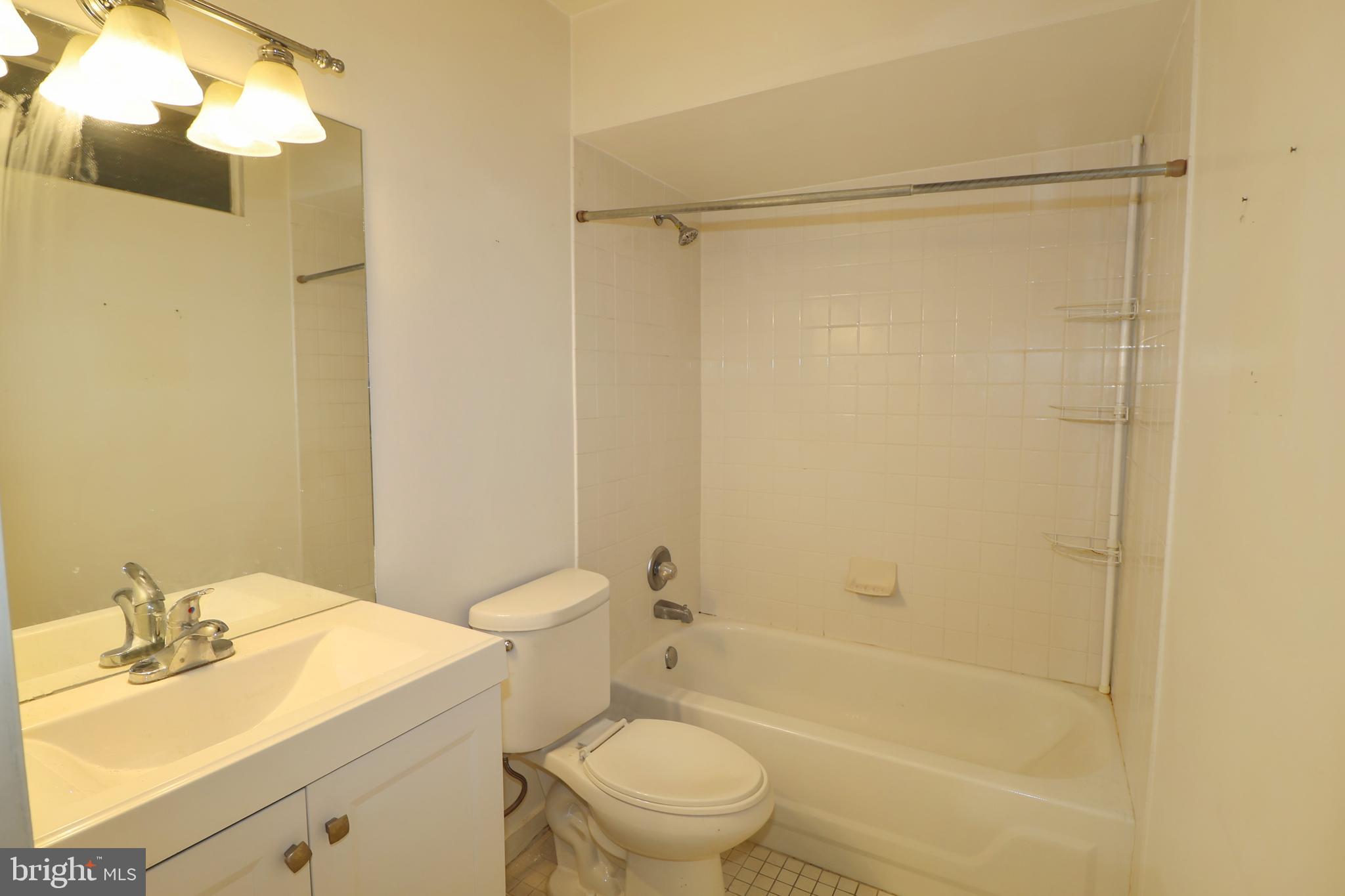 QUEEN VILLAGE - Residential
