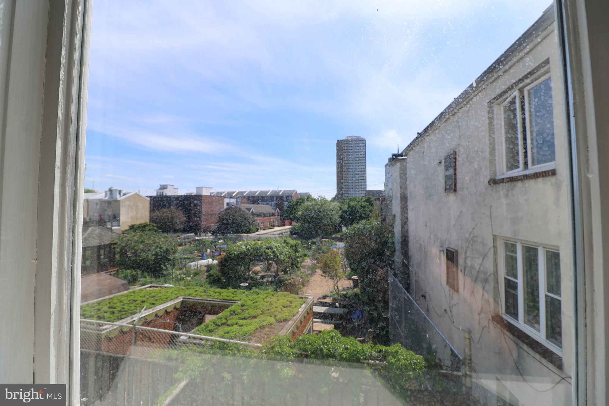 QUEEN VILLAGE - Residential