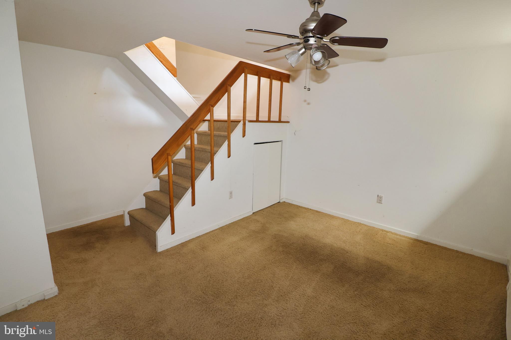 QUEEN VILLAGE - Residential