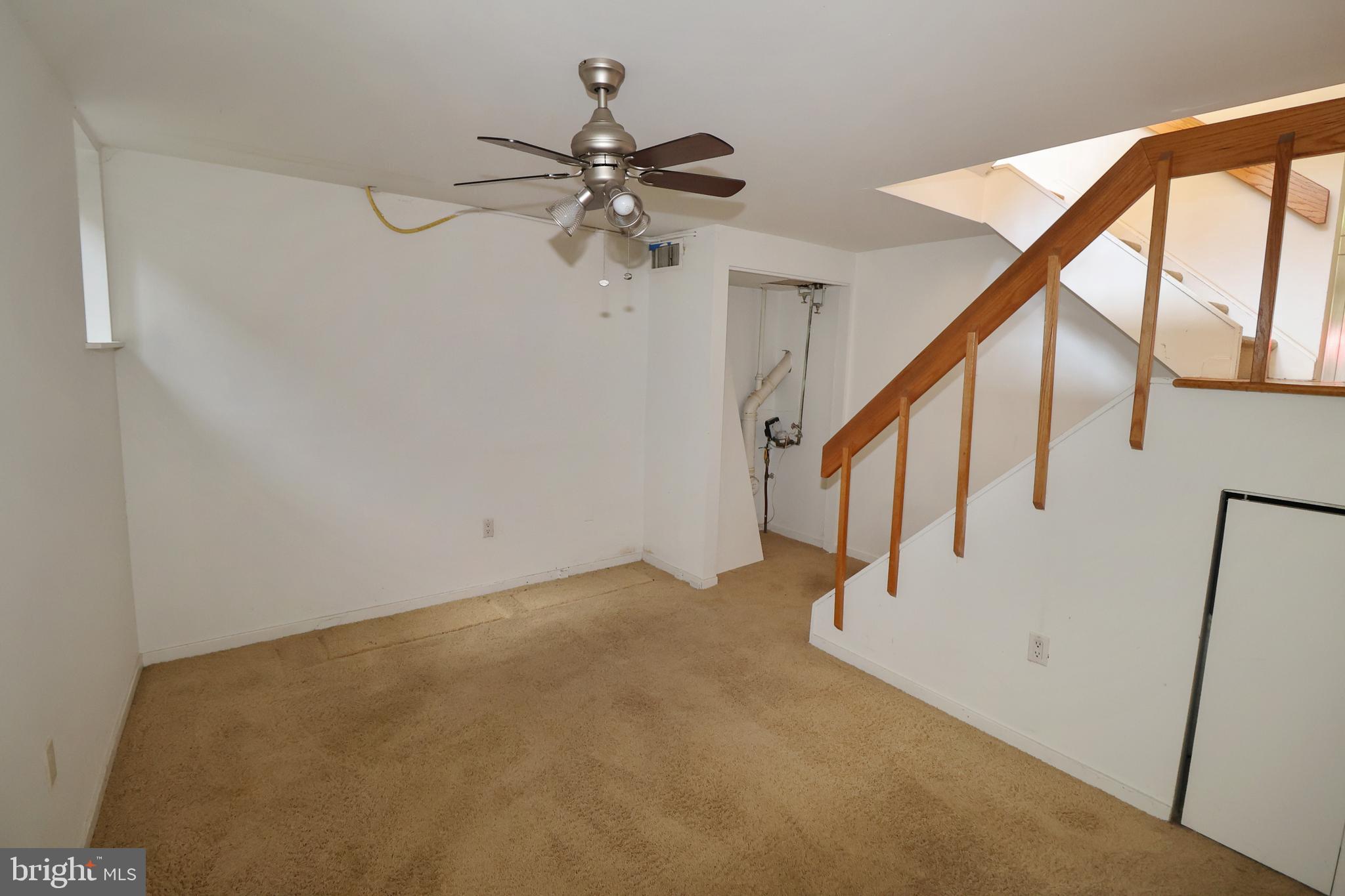 QUEEN VILLAGE - Residential