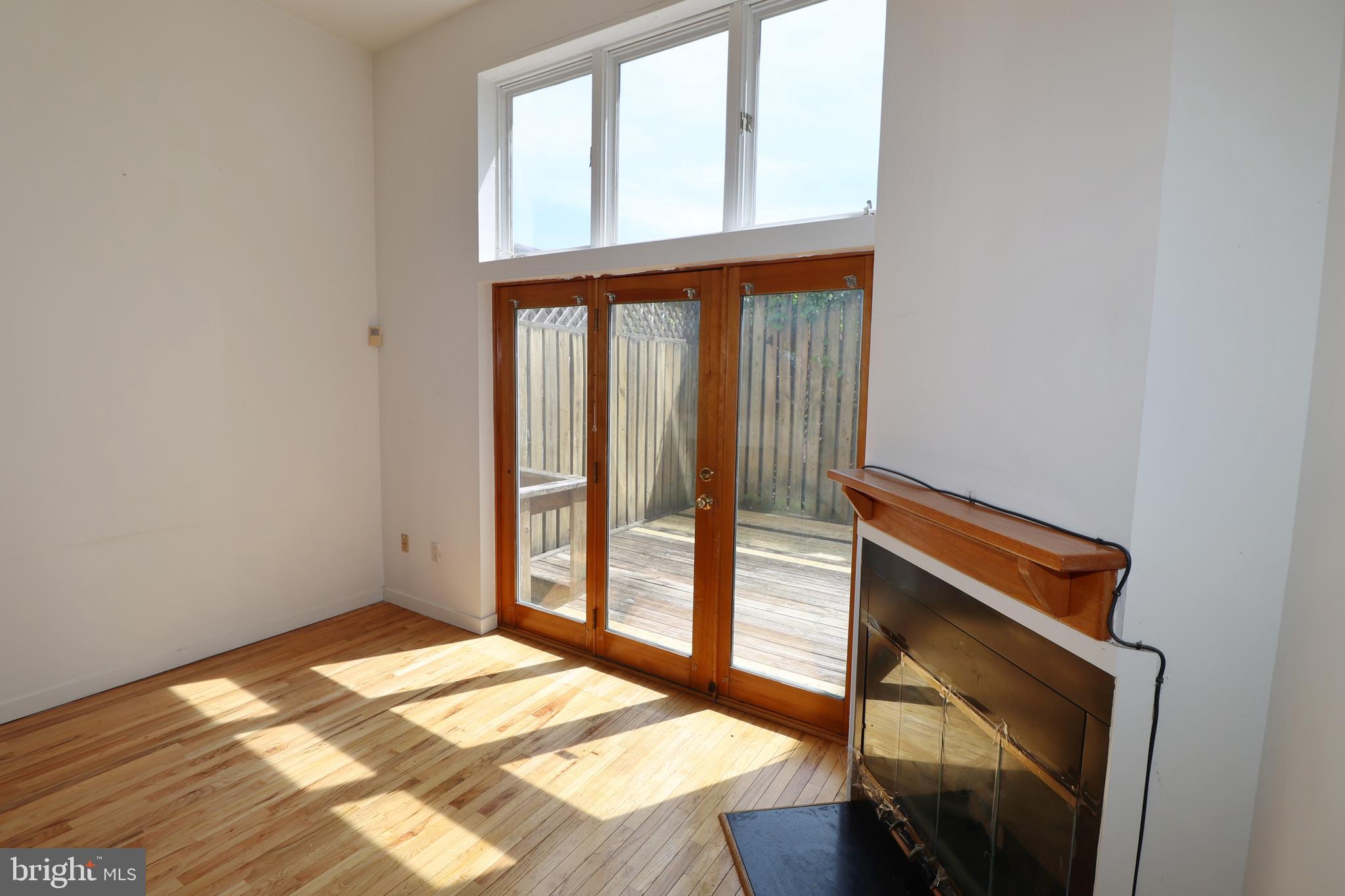 QUEEN VILLAGE - Residential