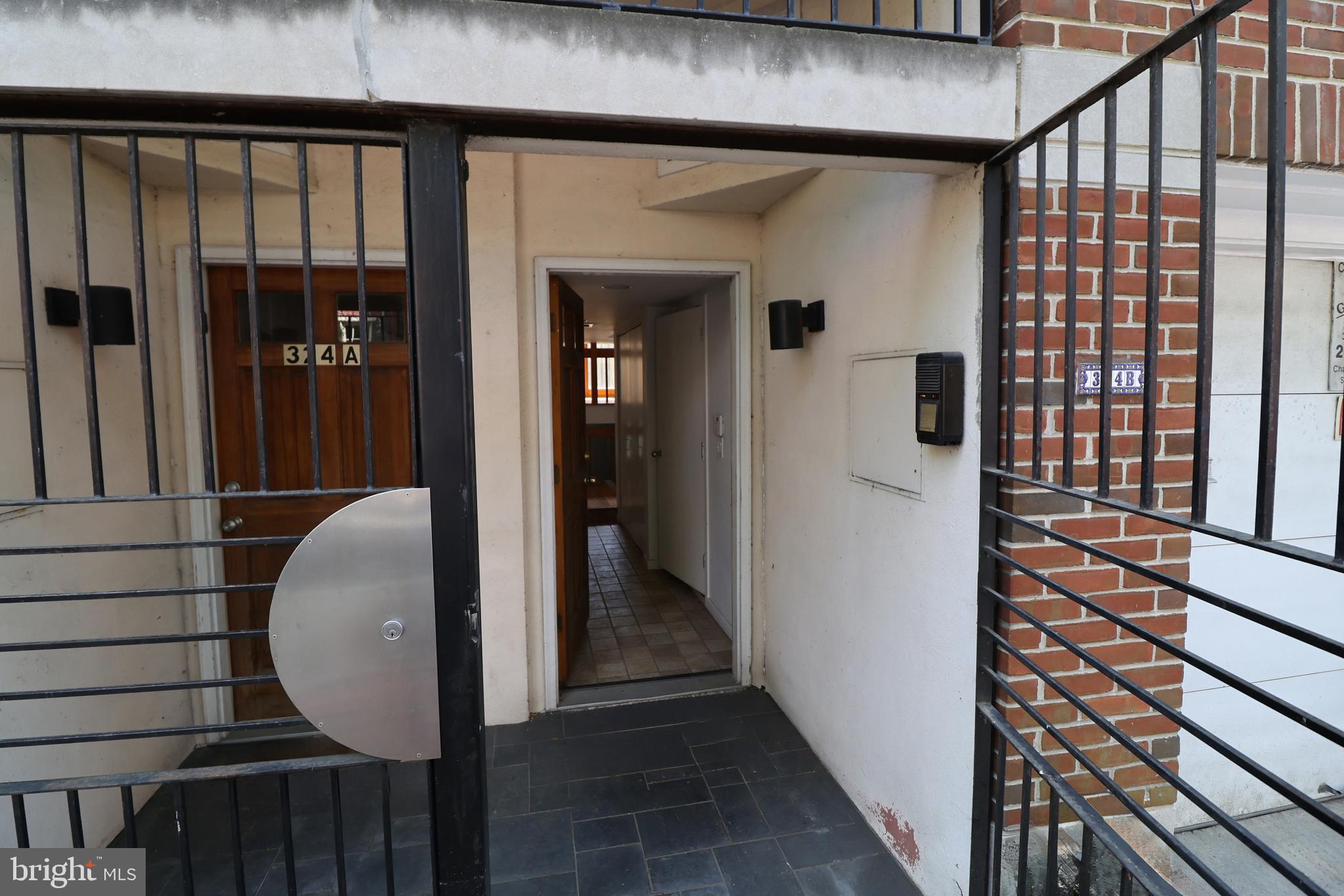 QUEEN VILLAGE - Residential
