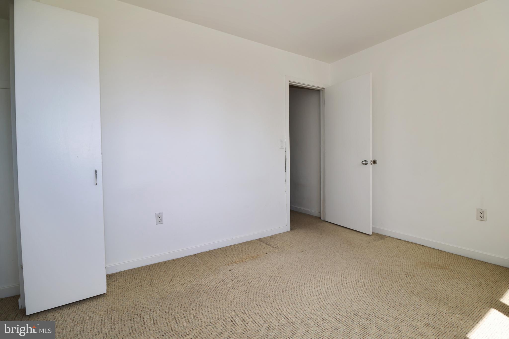 QUEEN VILLAGE - Residential