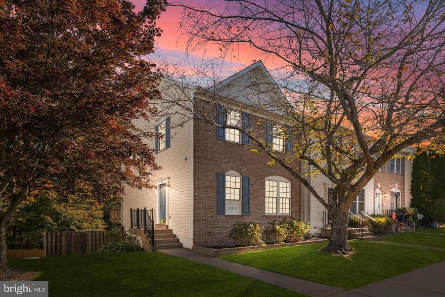 PROFESSIONAL PICTURES COMING SOON..END UNIT TOWNHOUSE!! ALMOST 2,OOO SQUARE FEET WITH LAKE VIEWS!! FOREST PARK HS DISTRICT! CLEAN WITH FIREPLACE, COMBINATION LIVING ROOM & DINING ROOM, NICE SIZE KITCHEN WITH DECK, CLOSET SPACE AND MUCH MORE! VACANT AND READY TO MOVE IN!