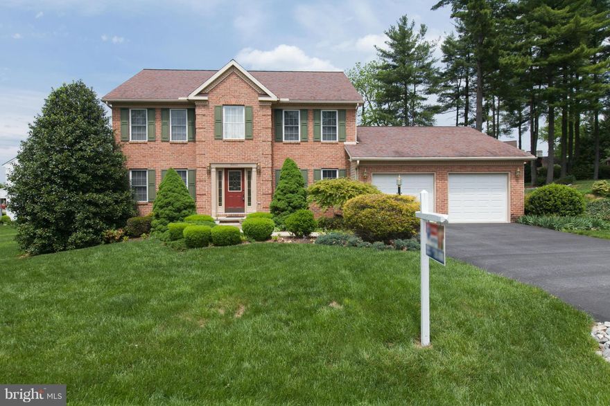 SELLER WILL ASSIST IN A DECORATING ALLOWANCE. This brick and siding Colonial is PRICED TO SELL! Don't let this 4 bedroom, 2.5 bath home pass you up! Home is well maintained and is on a corner, cul-de-sac lot in Van Lear. Great landscaping and 2 car garage.