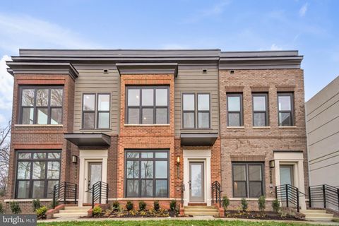 Photo of 5420 Goshawk Aly, BETHESDA, MD 20816 (MLS # MDMC2209728)