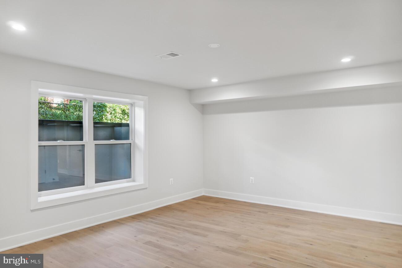 DONNA LEE GARDENS - Residential