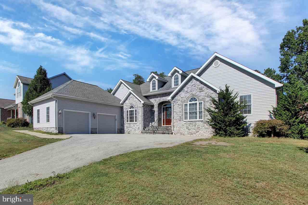 Large, custom built home in Hunters Crossing. This home has all the bells & whistles! The upstairs has a kitchen/party room with full bath.