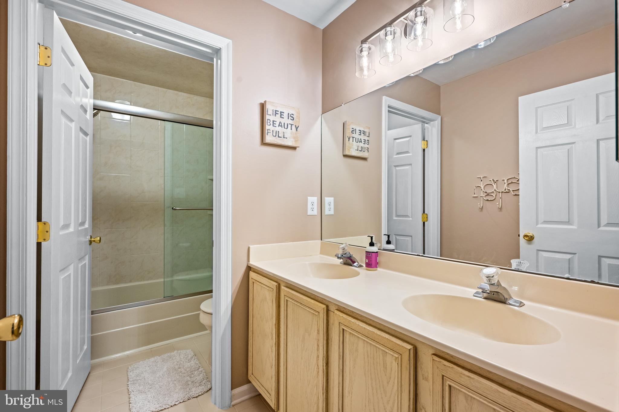 COUNTRY LANE - Residential