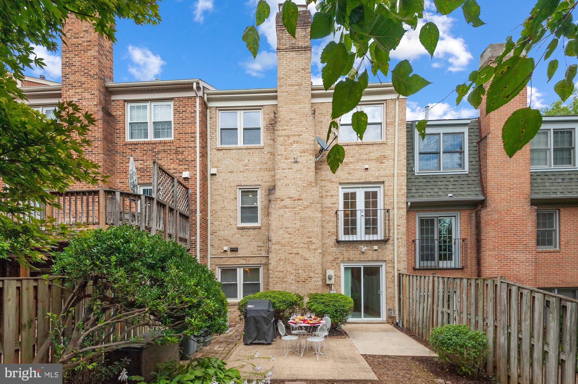 COUNCIL SQUARE - Residential Lease