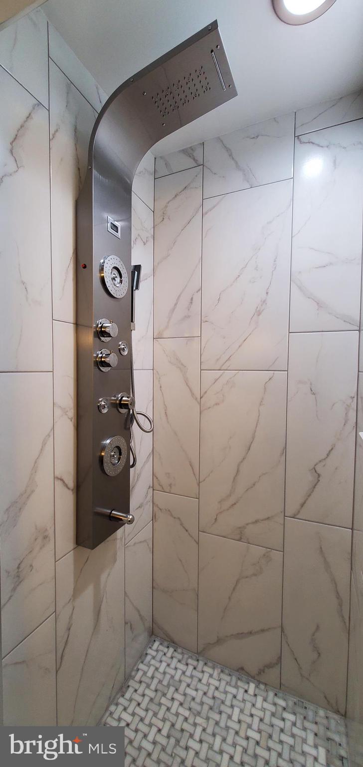 COUNCIL SQUARE - Residential Lease