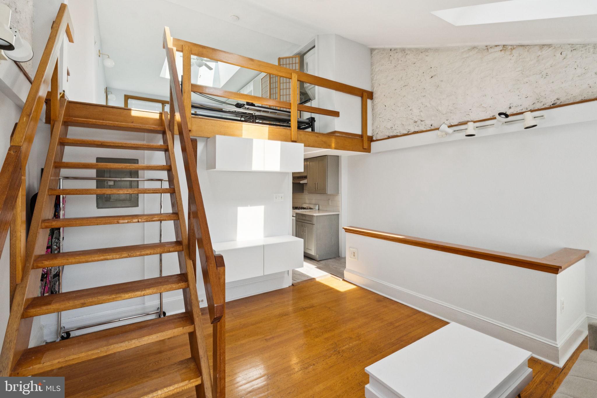 EAST FALLS - Residential Lease