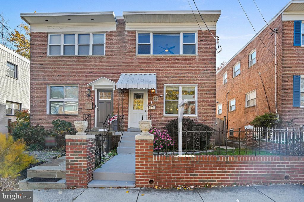 Photo of 32 Underwood Street NW, WASHINGTON, DC 20012 (MLS # DCDC2230824)