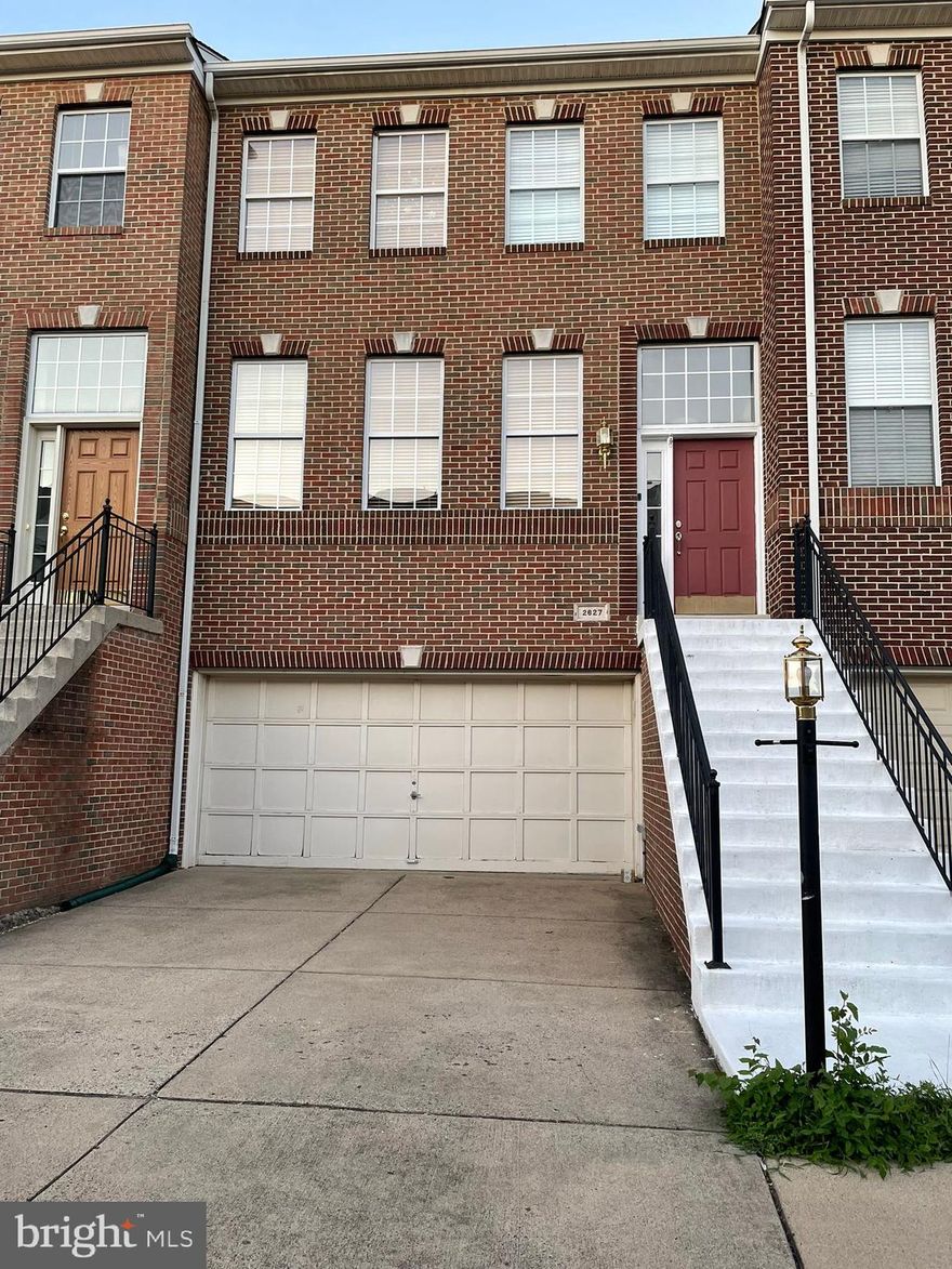 new paints & carpet installed beautiful Town home Brick Front, 2 Car Garage with 3 Beds and 3.5 Baths available in the heart of Herndon available for Lease. This is west Facing property and next to Common Area and Parking. Easy Commute access to Metro Station and Bus Stop and closer to Route 267 for D.C Commuters. Available from 1st August 2025.
New carpets , new range & new flooring in Kitchen.