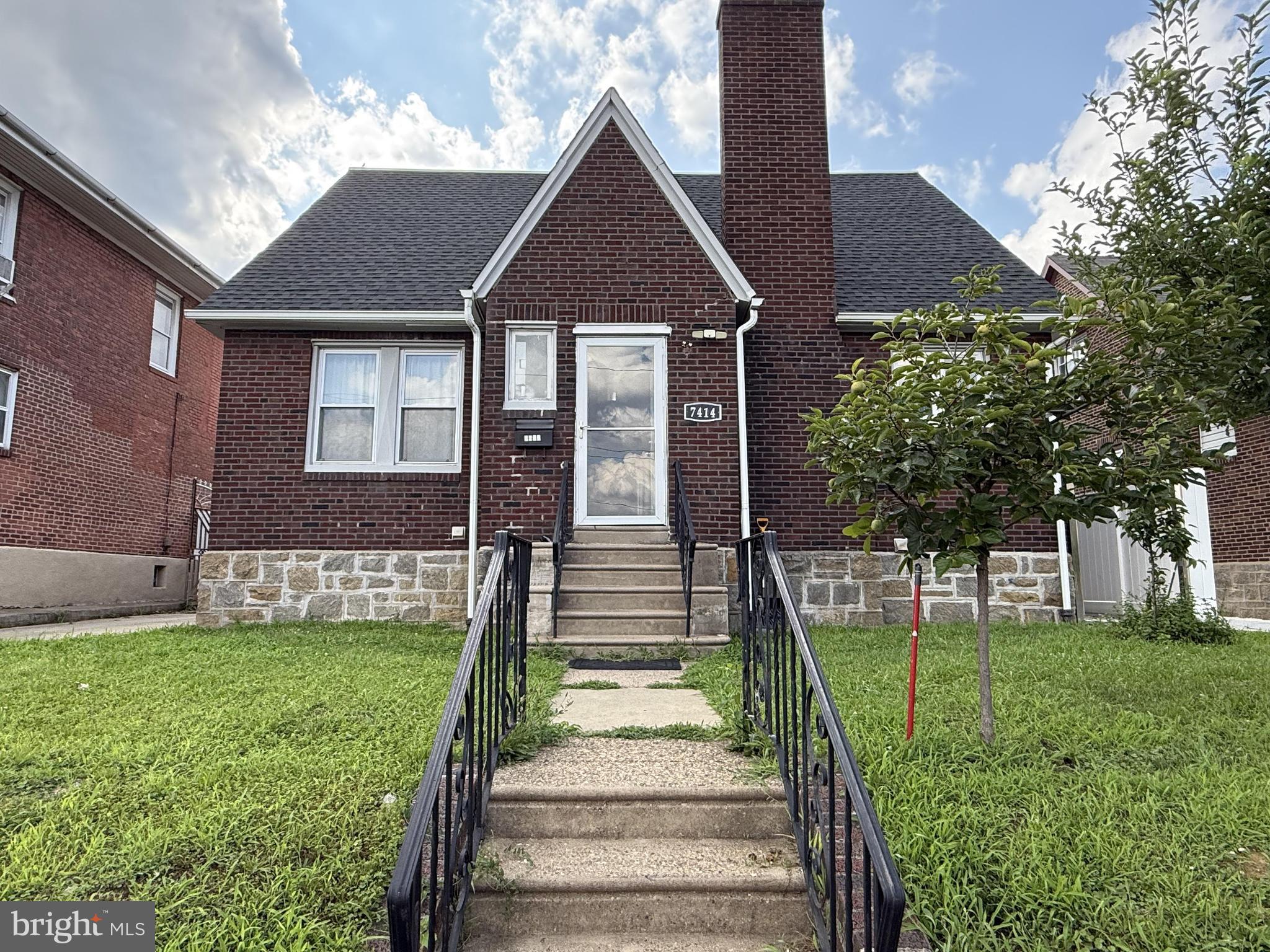 Tenants occupied. Need 24 hours notice. Please contact to co-listing for Weijie Chen if your have any questions about this property.