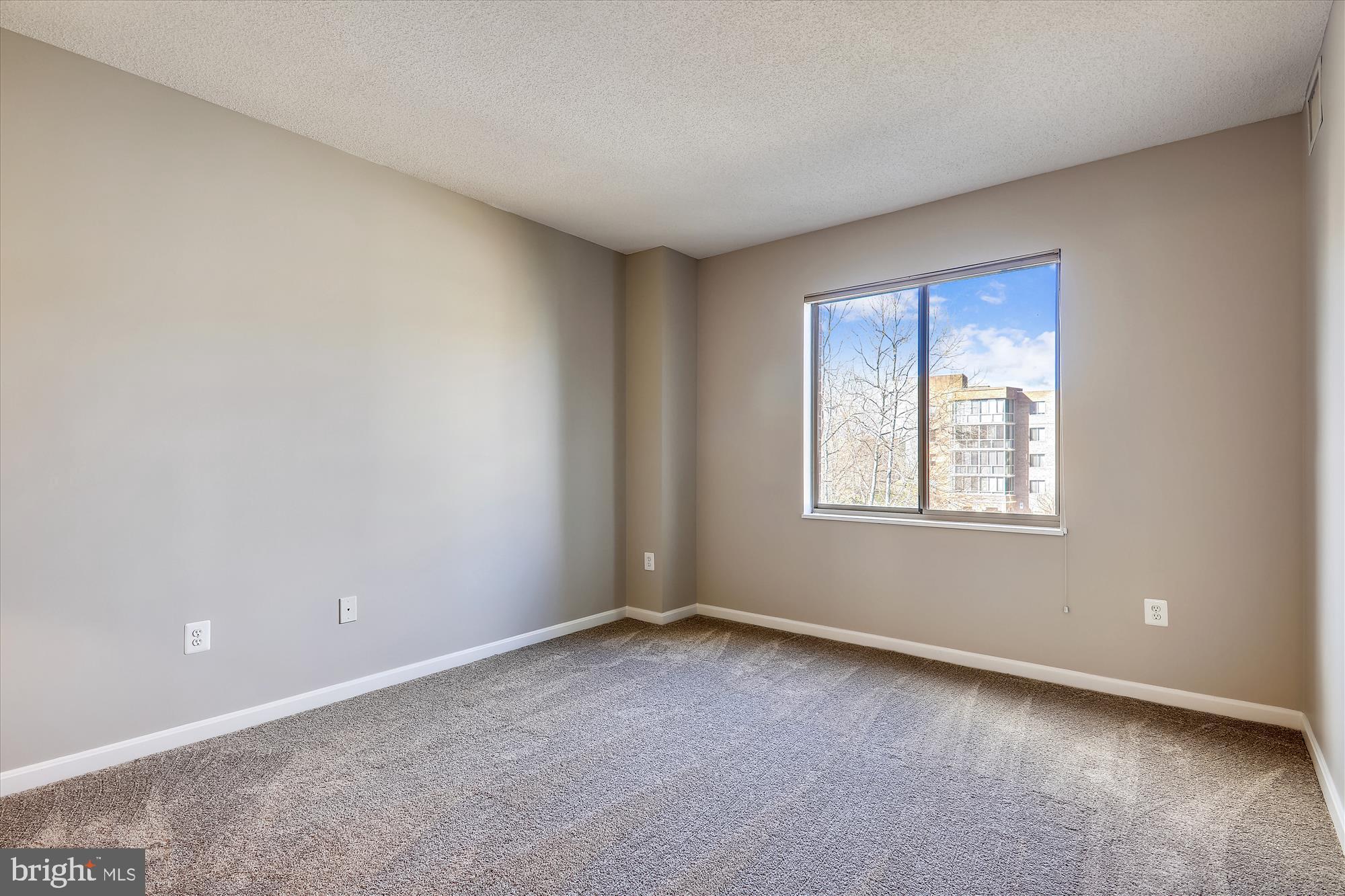 TURNBERRY COURTS AT LEIS - Residential