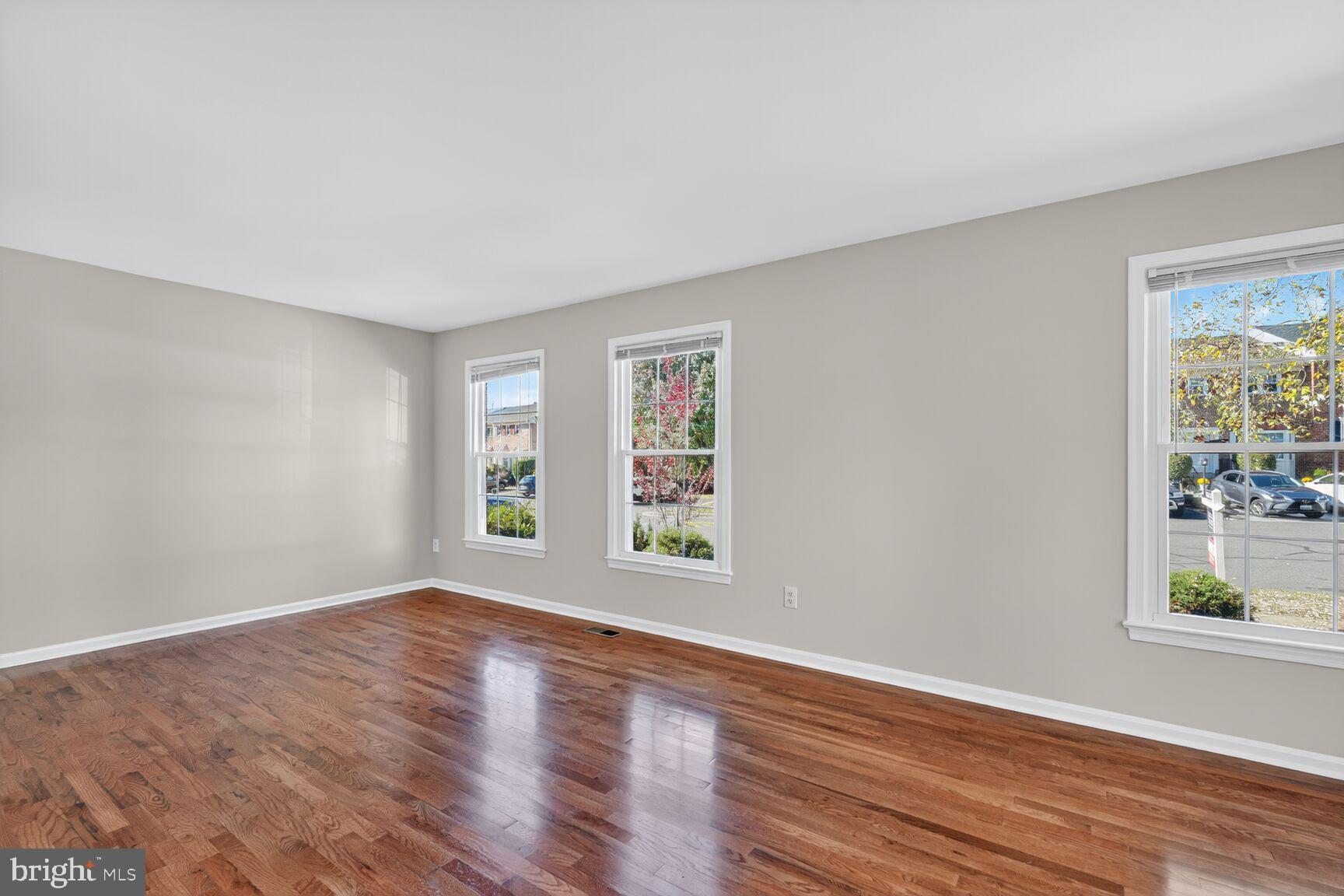 7137 LAKE COVE DRIVE