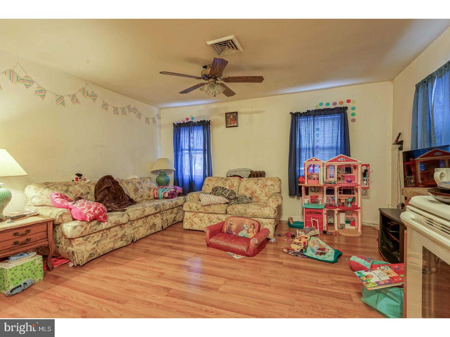 UPPER HOLMESBURG - Commercial Sale