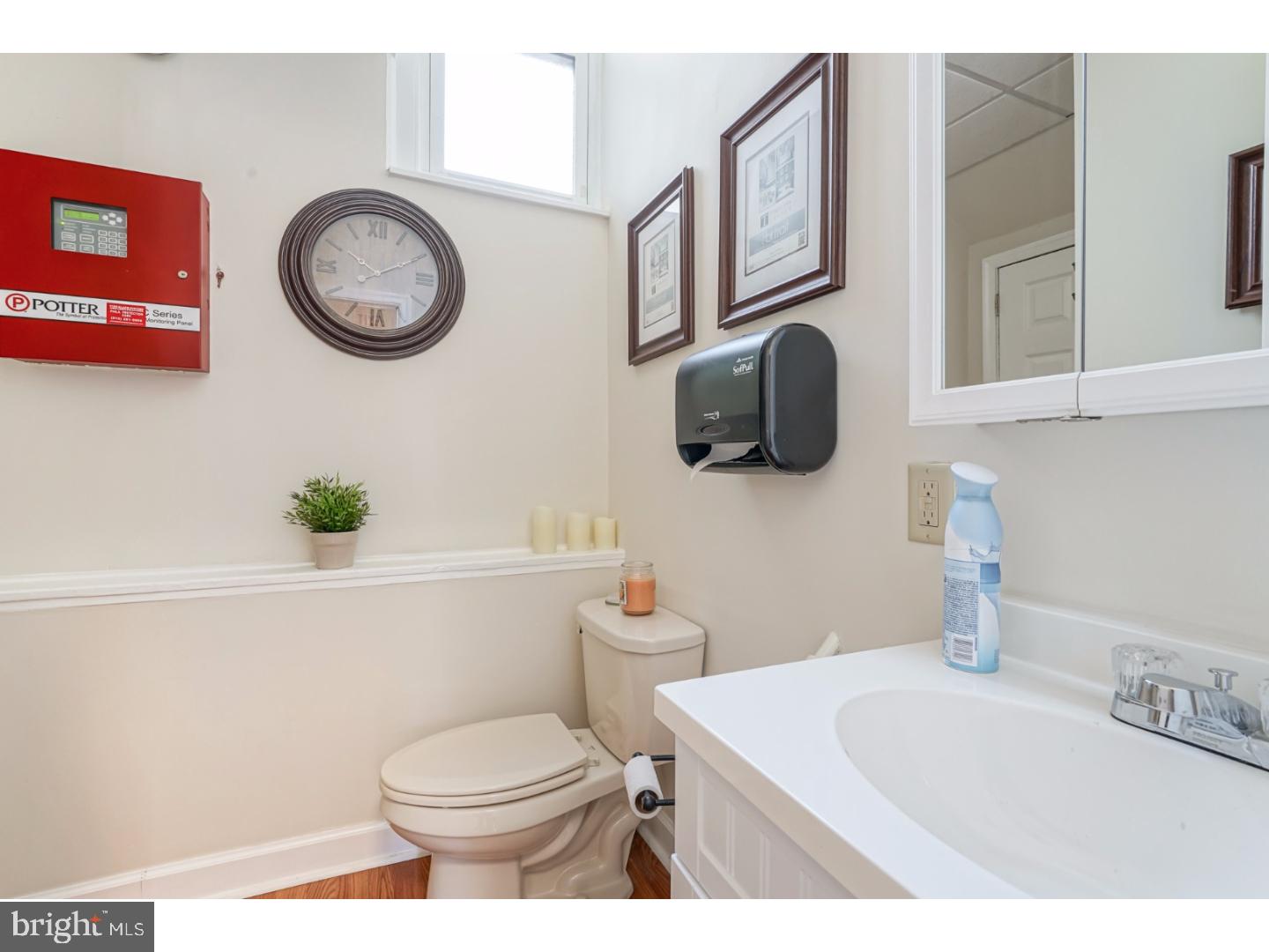 UPPER HOLMESBURG - Commercial Sale
