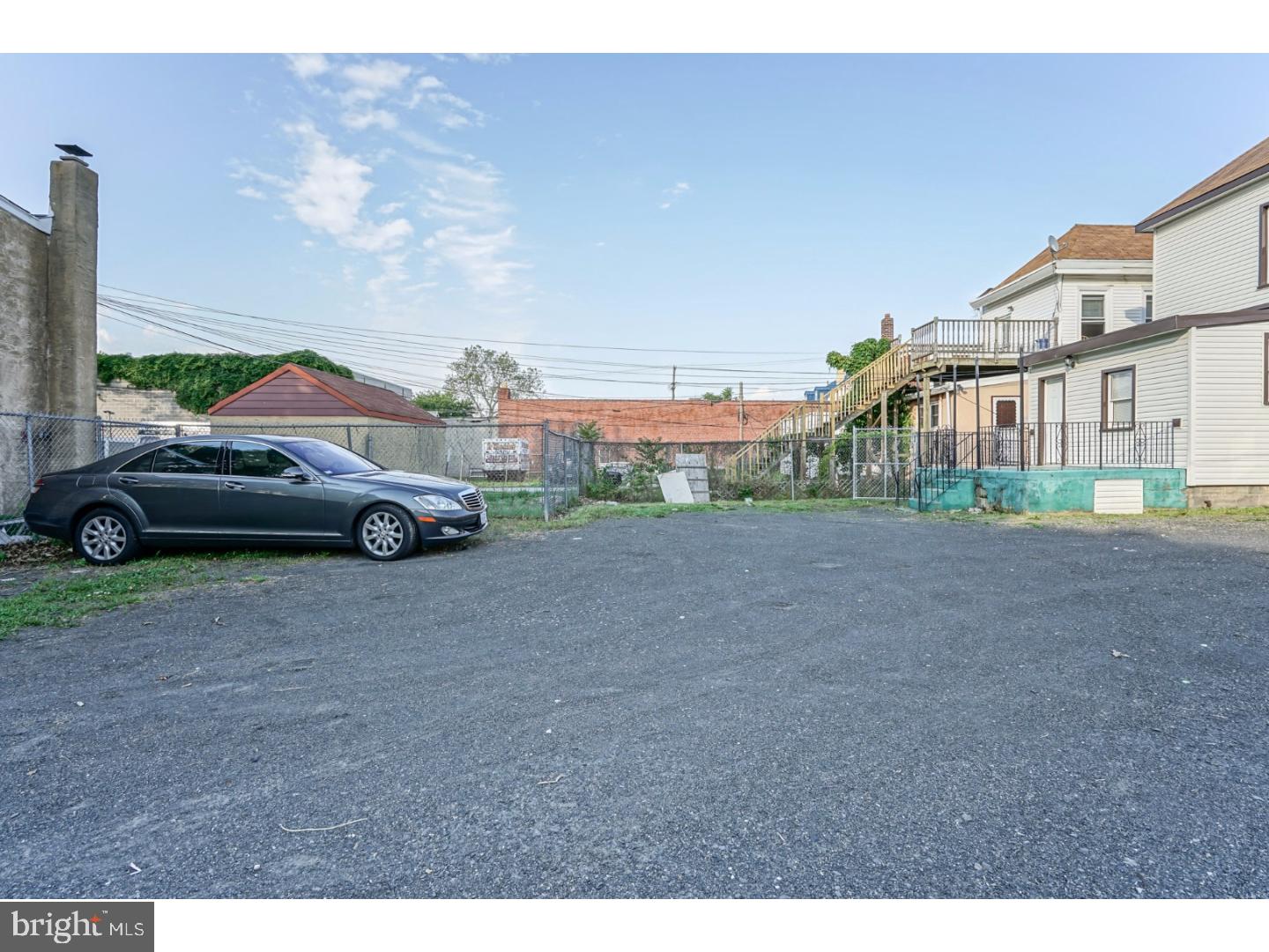 UPPER HOLMESBURG - Commercial Sale