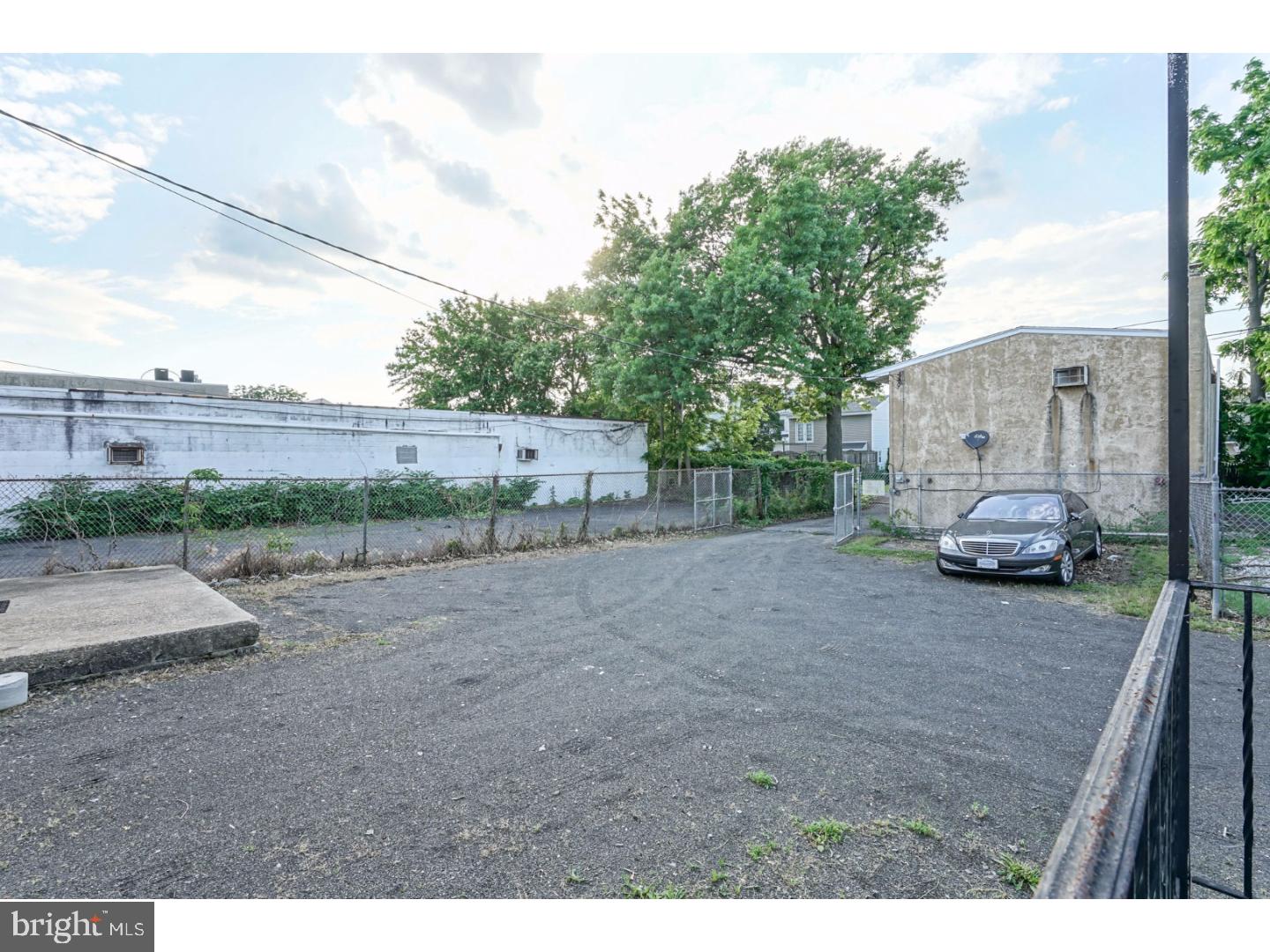 UPPER HOLMESBURG - Commercial Sale