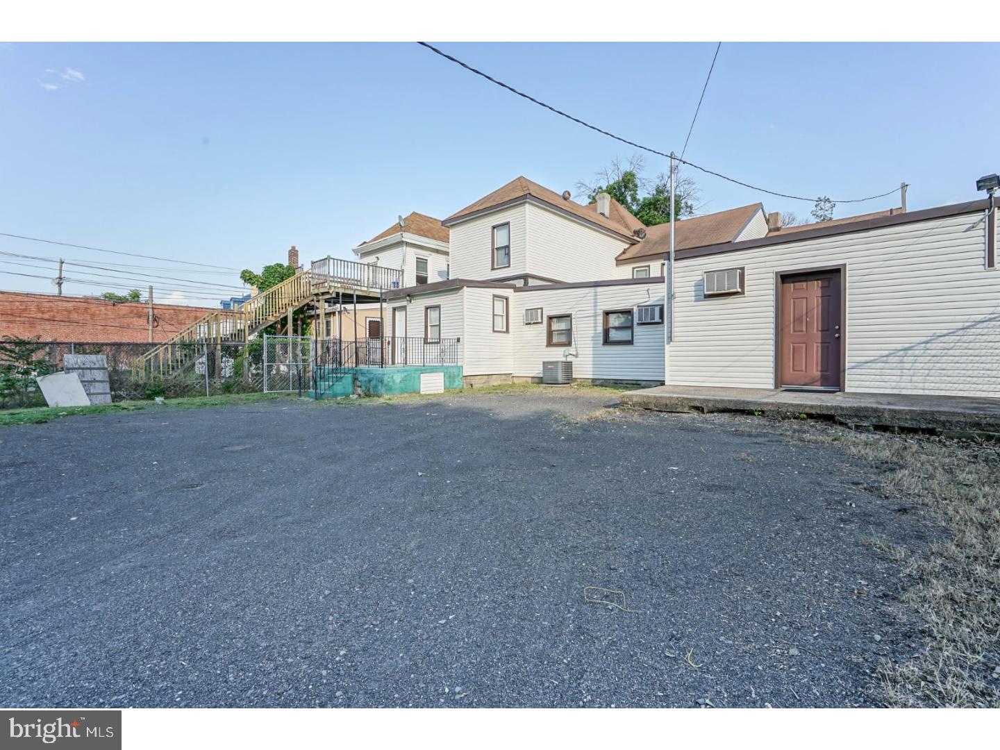 UPPER HOLMESBURG - Commercial Sale