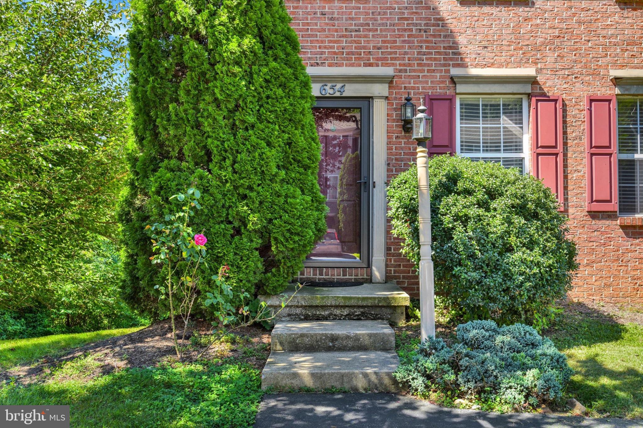 654 ROCKWOOD DRIVE