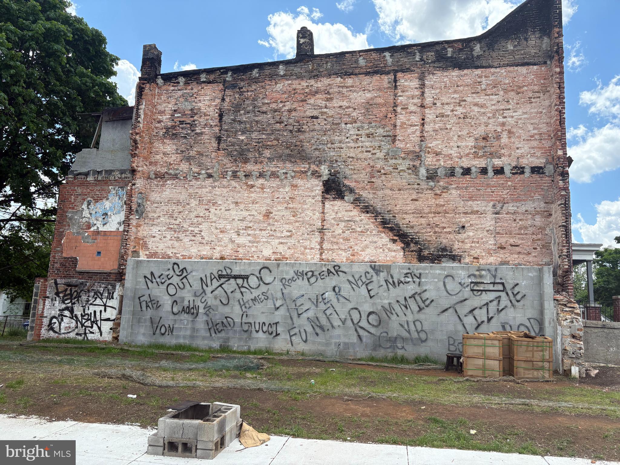 Main image without alt text