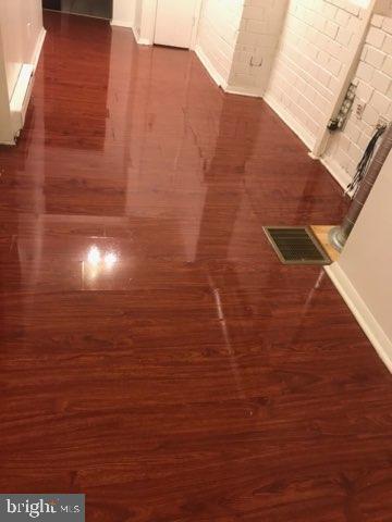 HOLLINS MARKET - Residential