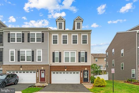 Photo of 10614 Hinton Way, MANASSAS, VA 20112 (MLS # VAPW2118230)