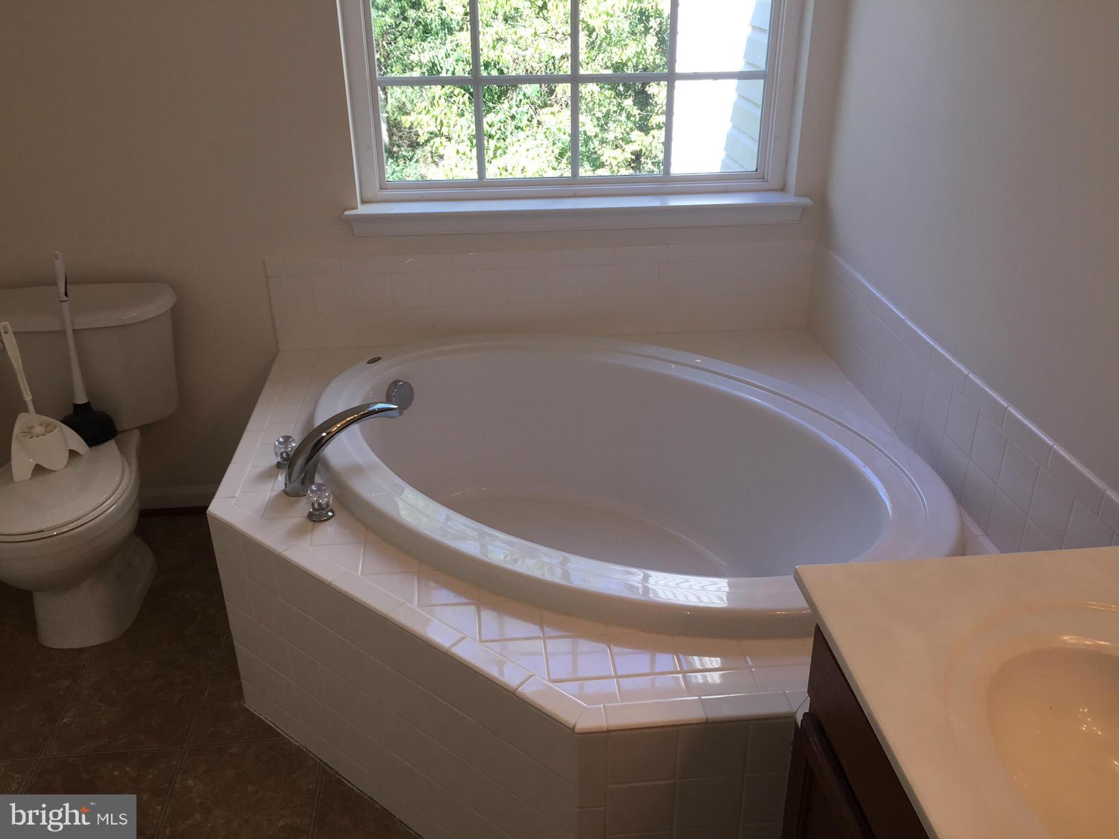 COLONIAL HILLS - Residential Lease