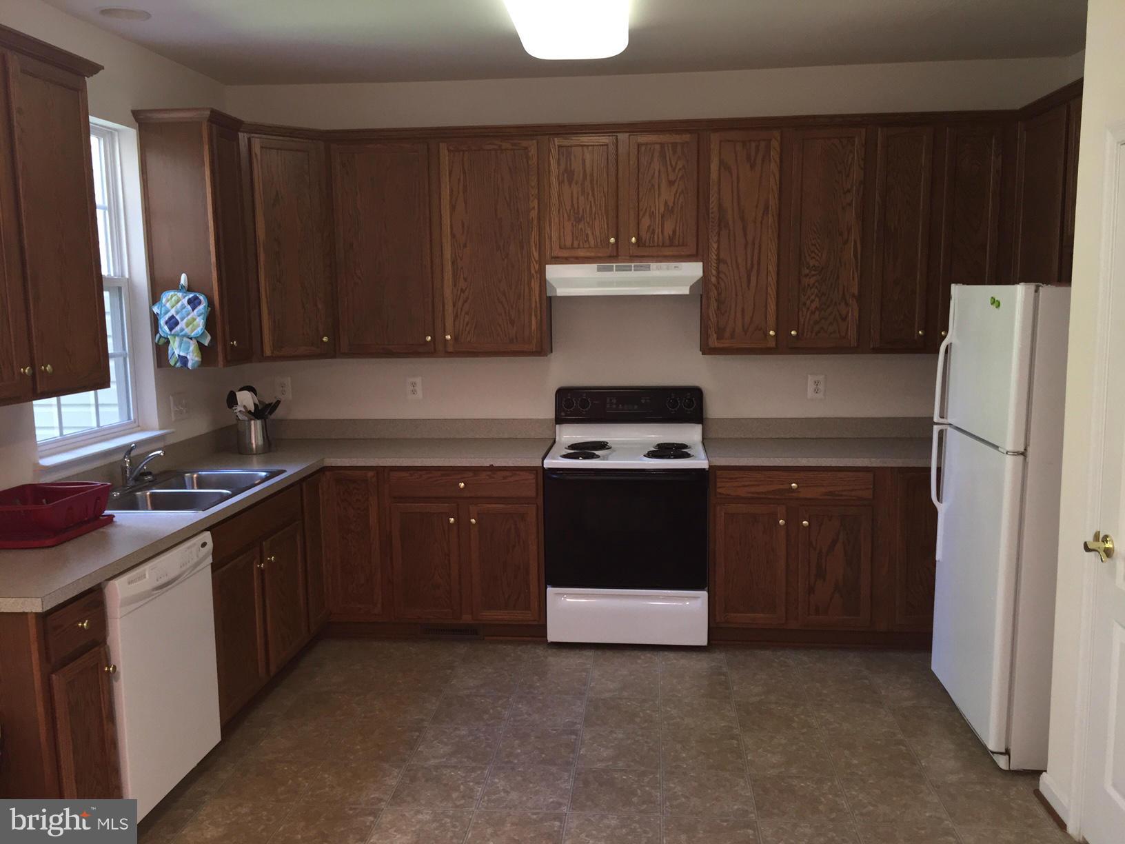 COLONIAL HILLS - Residential Lease