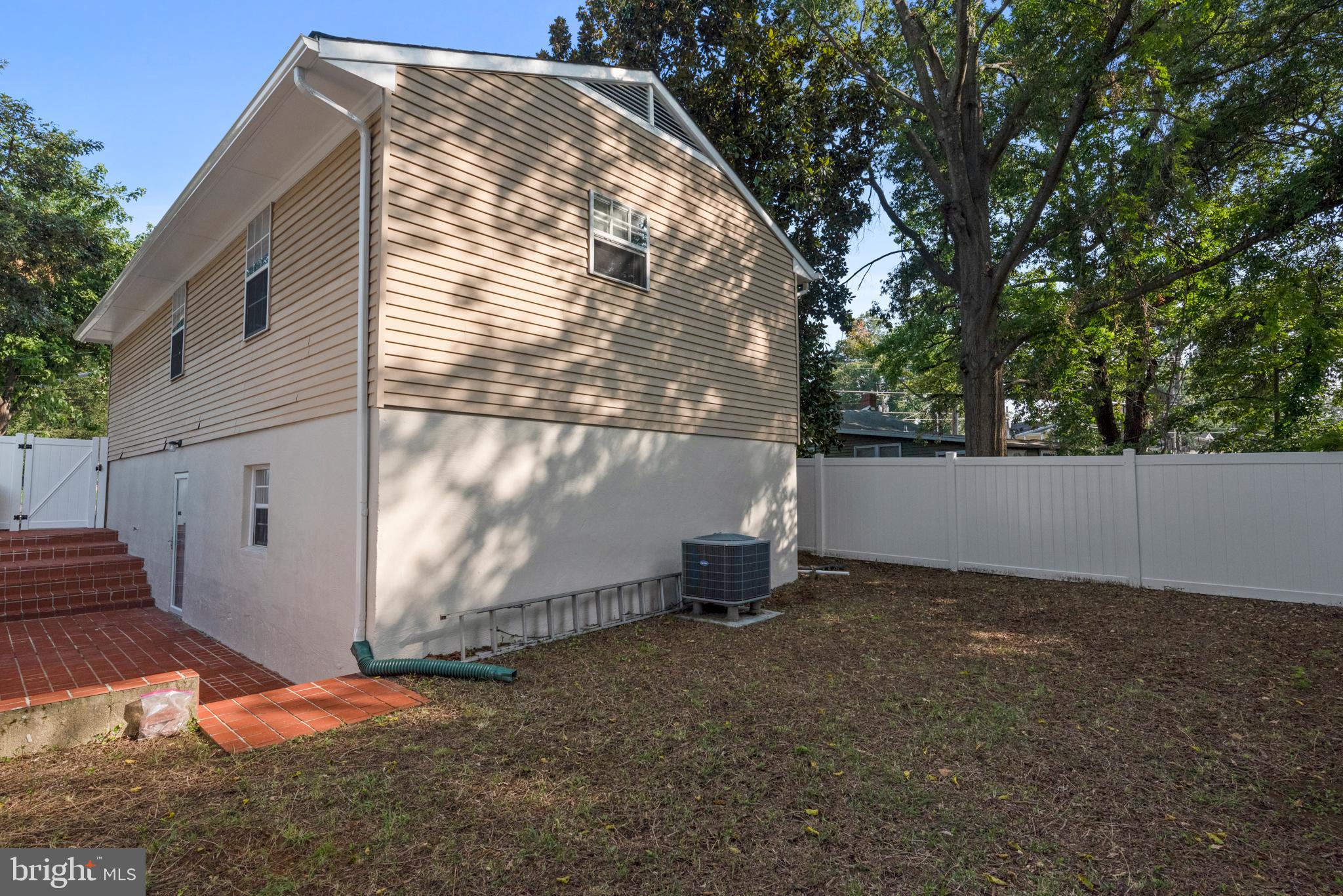 WOODLAND BEACH - Residential