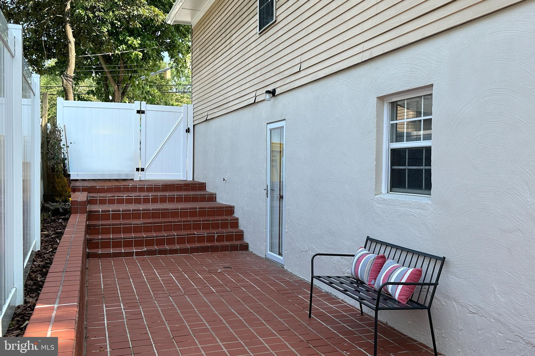 WOODLAND BEACH - Residential