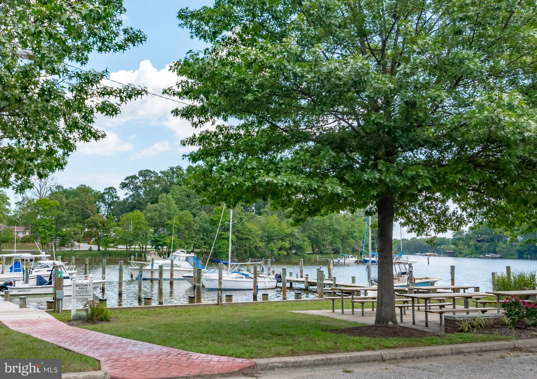 WOODLAND BEACH - Residential