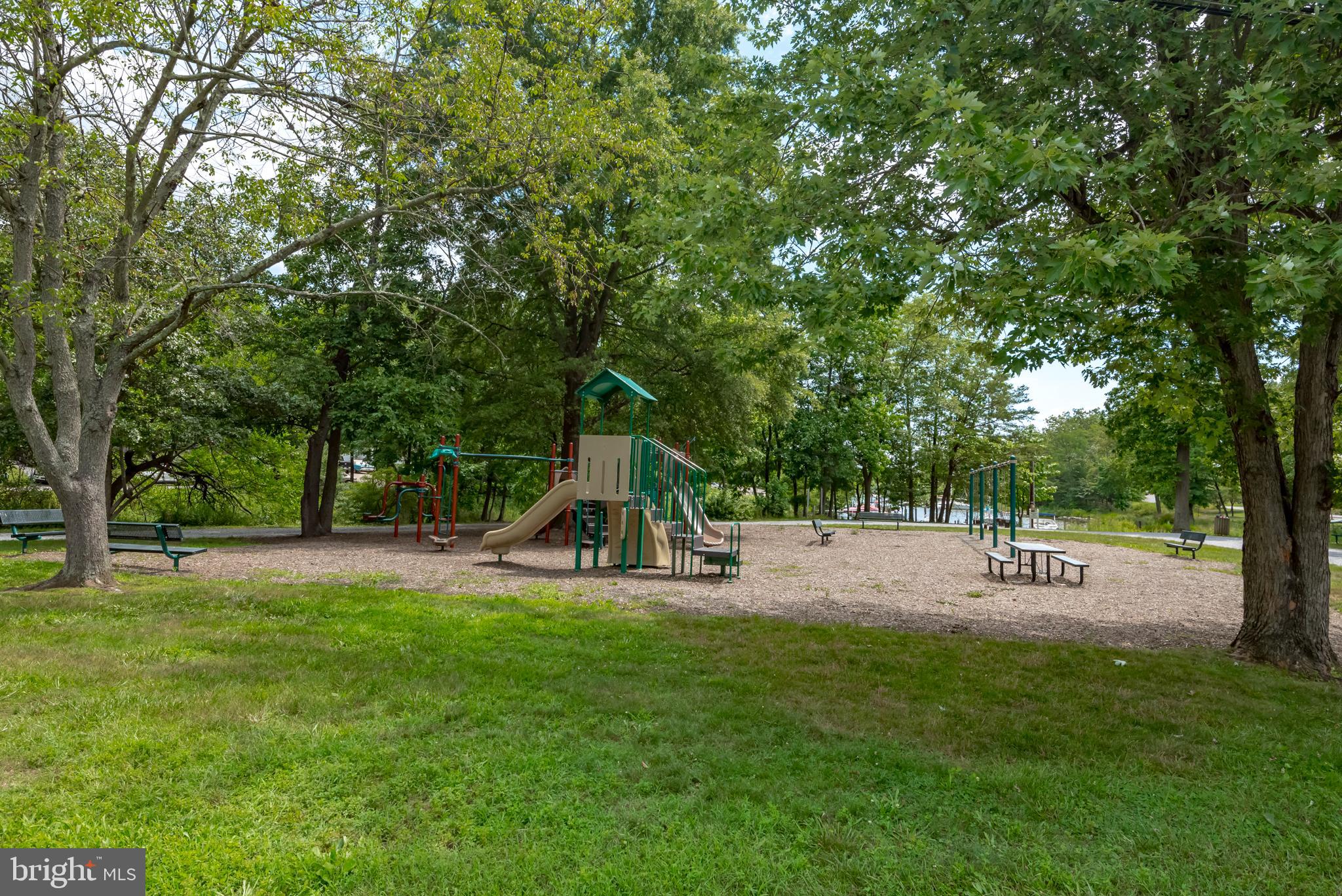 WOODLAND BEACH - Residential