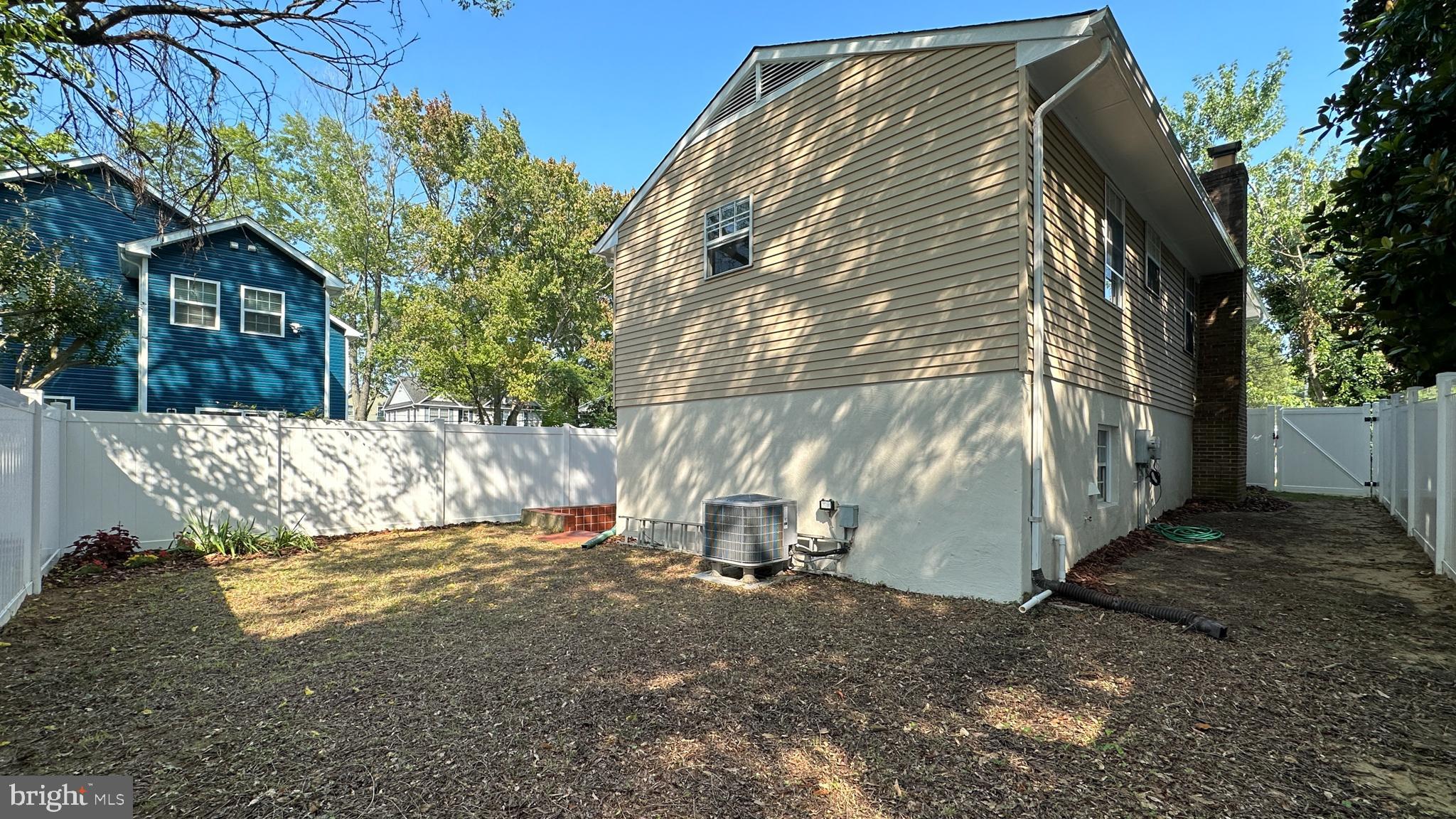 WOODLAND BEACH - Residential