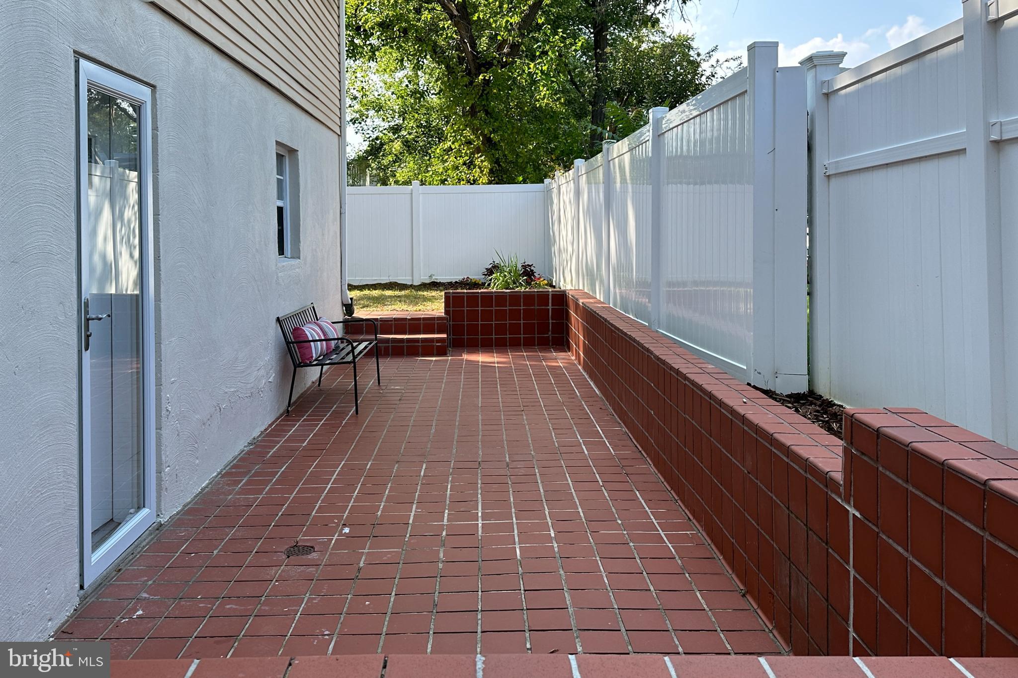 WOODLAND BEACH - Residential