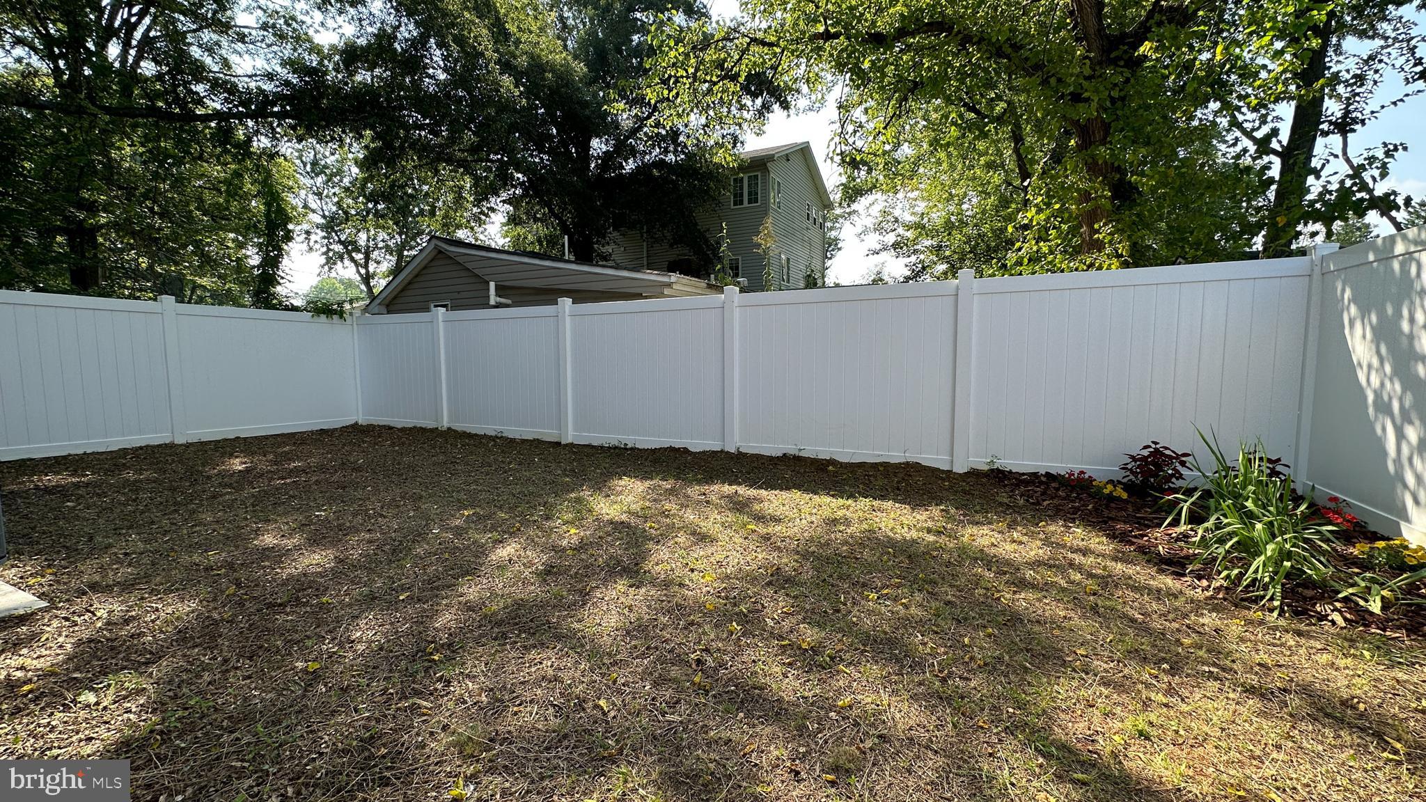 WOODLAND BEACH - Residential