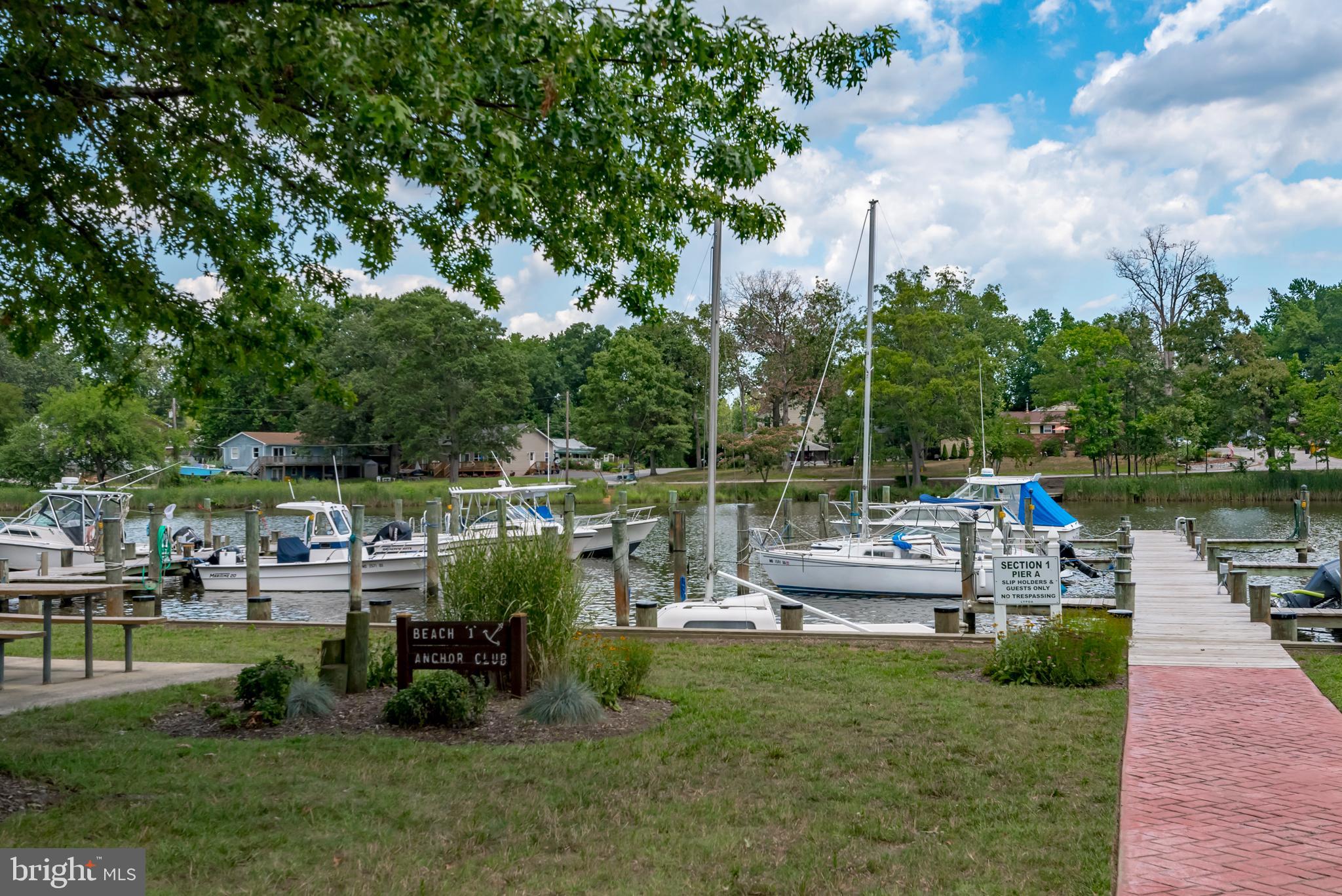 WOODLAND BEACH - Residential