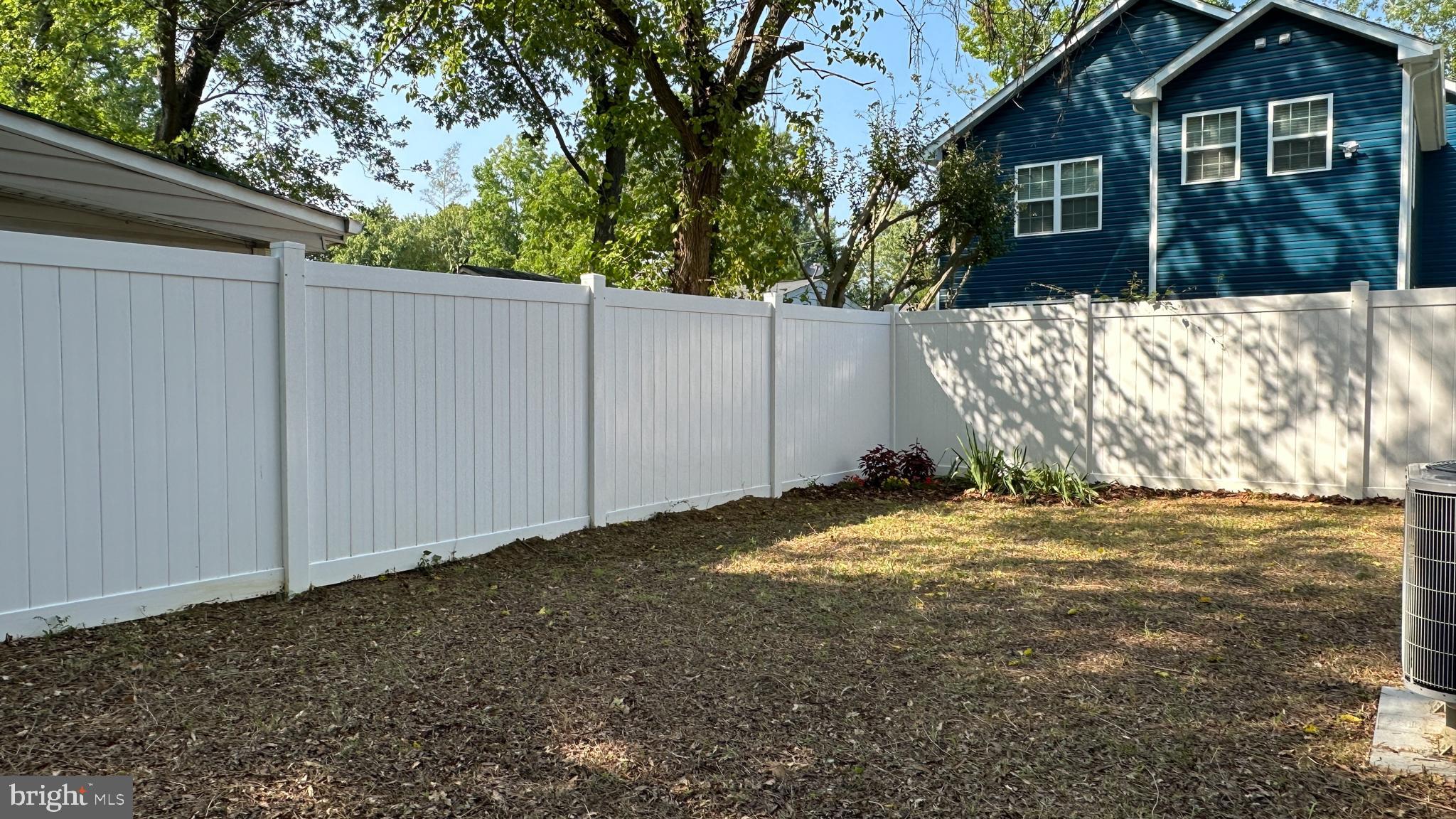 WOODLAND BEACH - Residential