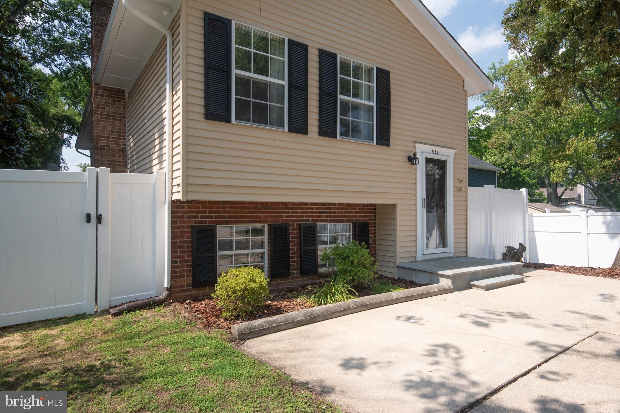 WOODLAND BEACH - Residential