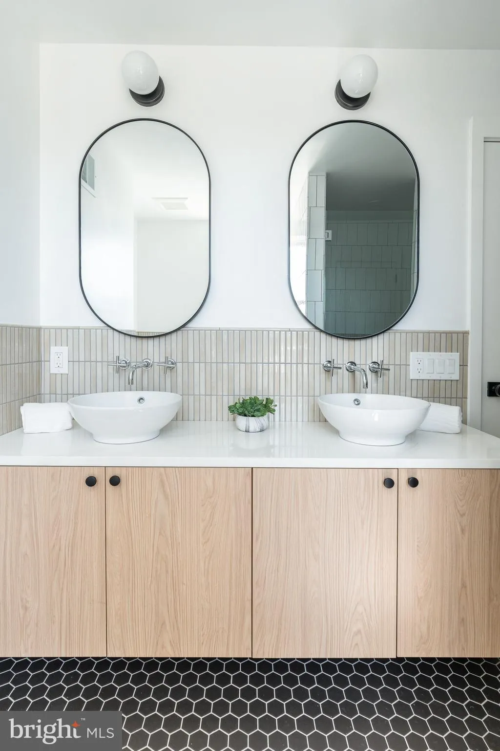 Philadelphia, Pennsylvania 19146, United States, 3 Bedrooms Bedrooms, ,3 BathroomsBathrooms,Residential,Contingent,215603