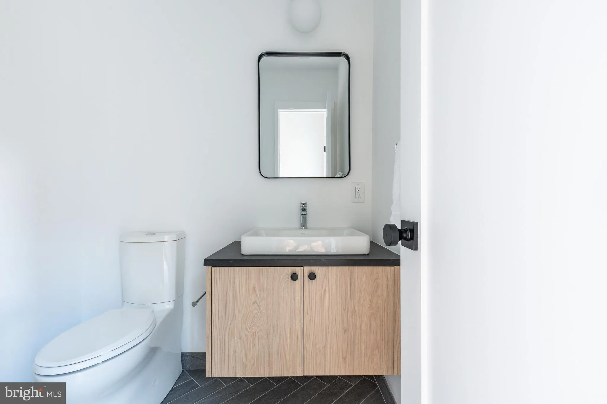 Philadelphia, Pennsylvania 19146, United States, 3 Bedrooms Bedrooms, ,3 BathroomsBathrooms,Residential,Contingent,215603