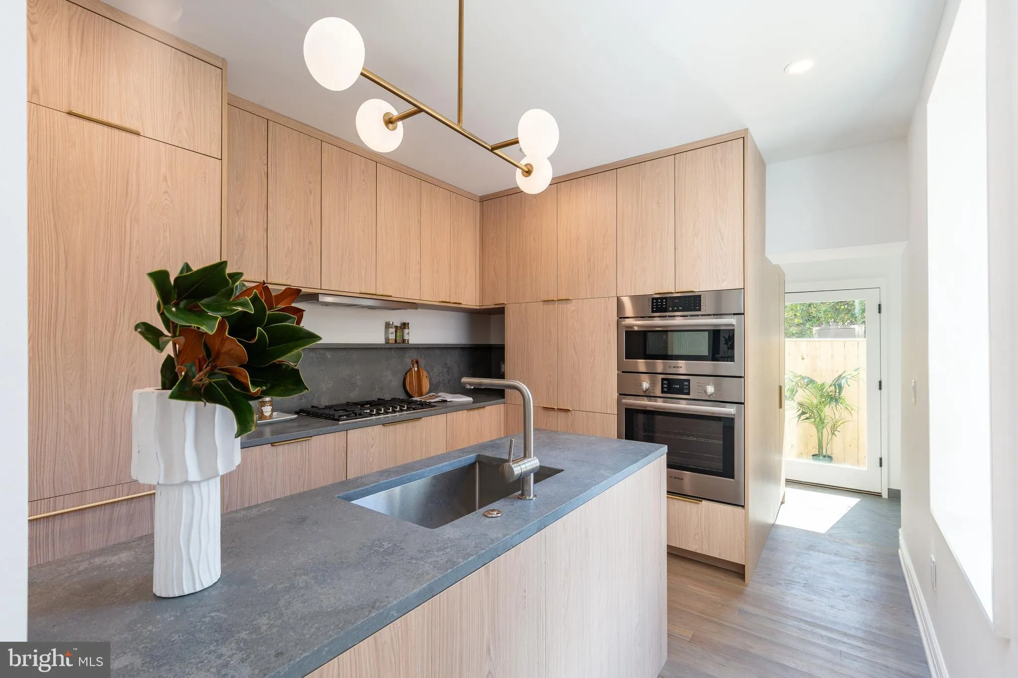 Philadelphia, Pennsylvania 19146, United States, 3 Bedrooms Bedrooms, ,3 BathroomsBathrooms,Residential,Contingent,215603