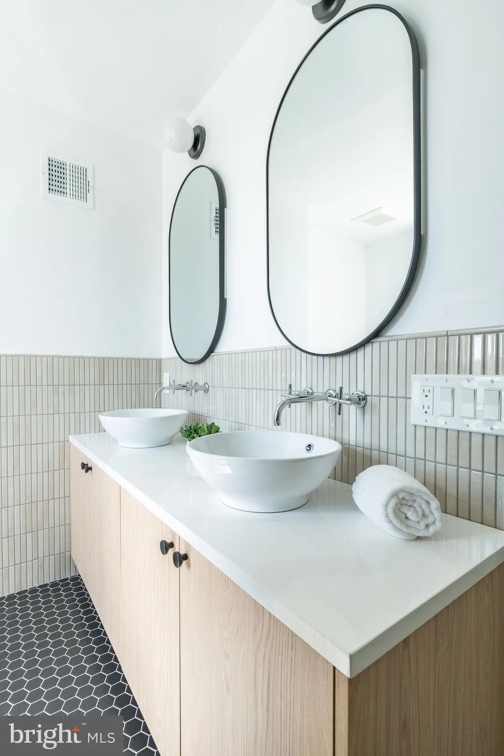 Philadelphia, Pennsylvania 19146, United States, 3 Bedrooms Bedrooms, ,3 BathroomsBathrooms,Residential,Contingent,215603