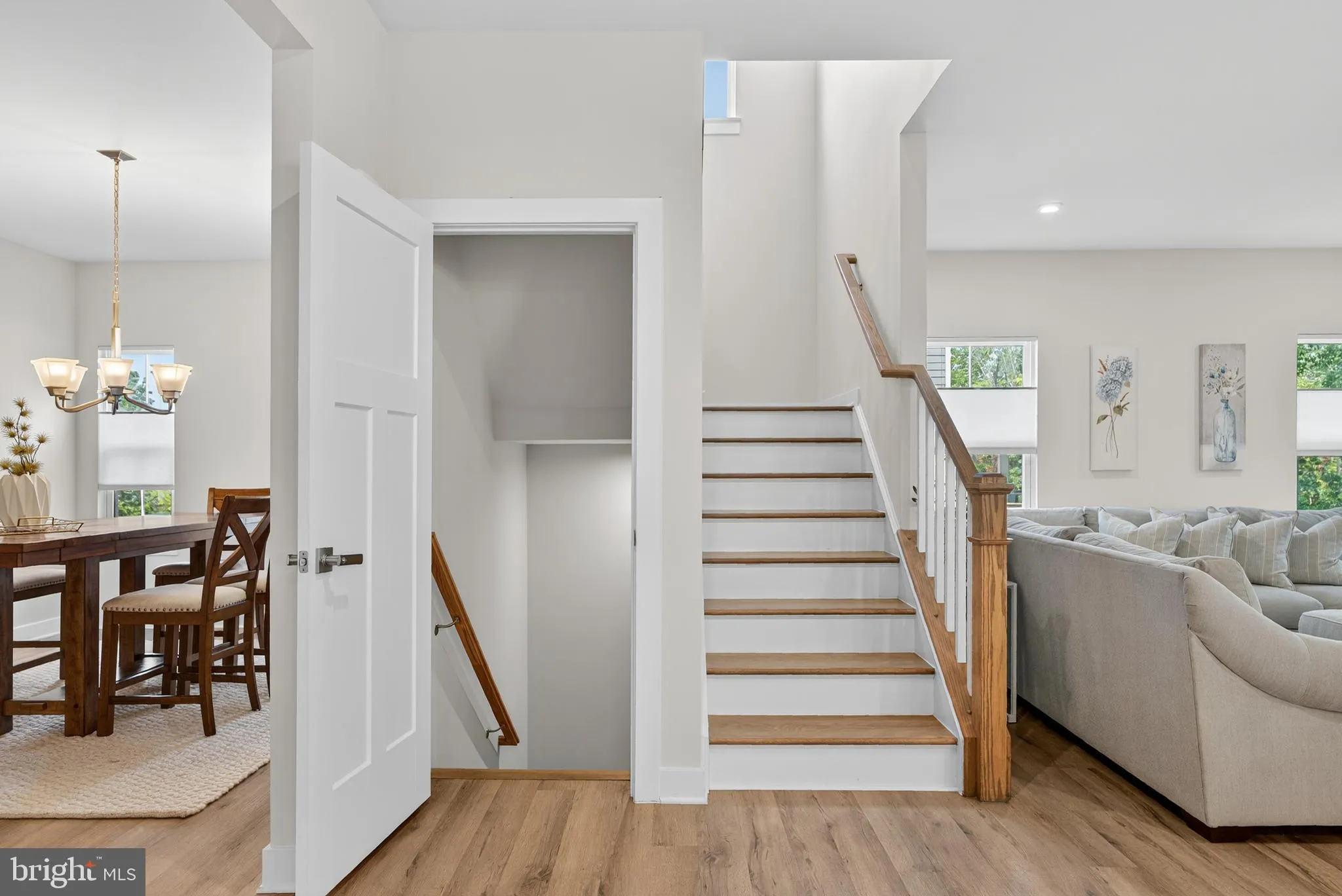 Aldie, Virginia 20105, United States, 4 Bedrooms Bedrooms, ,5 BathroomsBathrooms,Residential,Contingent,201381