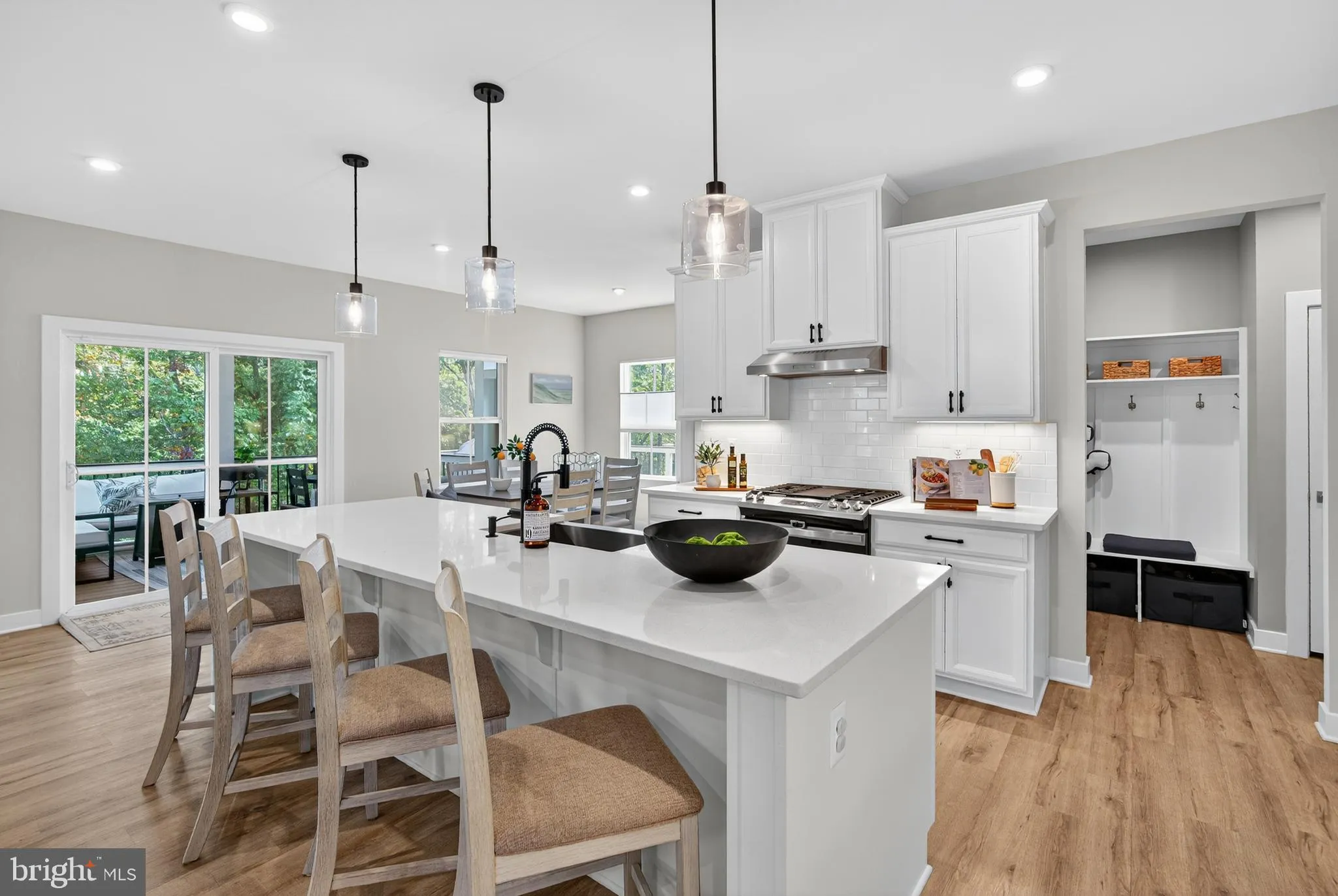 Aldie, Virginia 20105, United States, 4 Bedrooms Bedrooms, ,5 BathroomsBathrooms,Residential,Contingent,201381