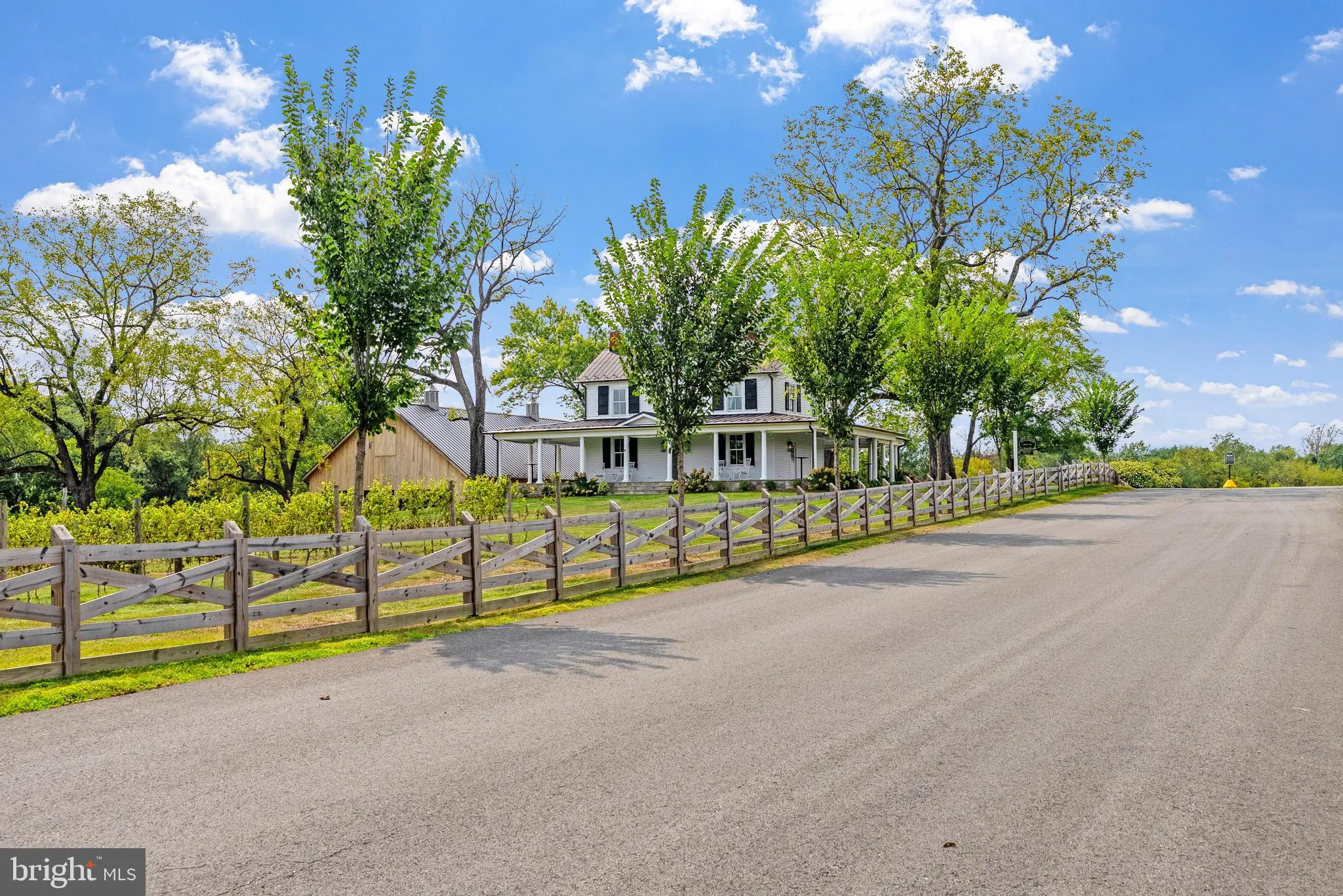 Aldie, Virginia 20105, United States, 4 Bedrooms Bedrooms, ,5 BathroomsBathrooms,Residential,Contingent,201381